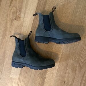 Blundstone’s Rustic Black Leather Chelsea Boot